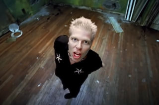 Dlaczego The Offspring pozwalają się fotografować tylko od kolan w górę? Grupa wyjaśniła 