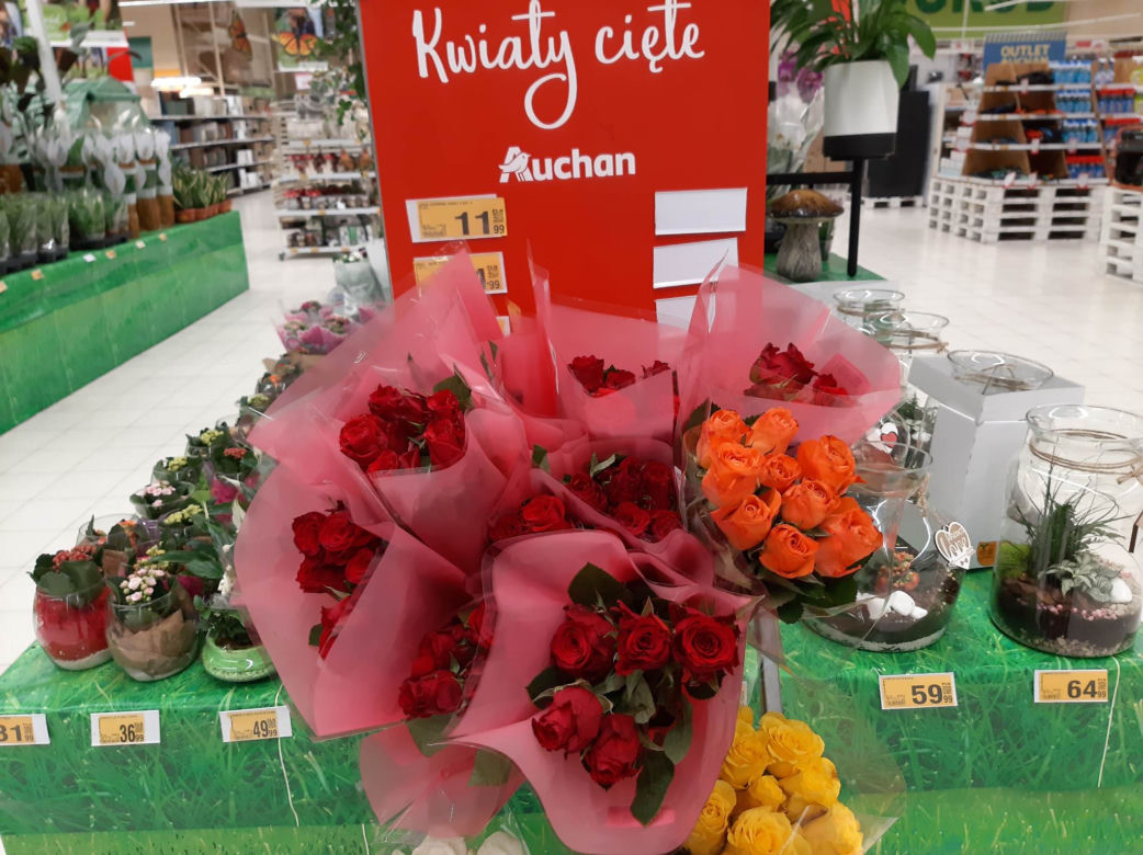 Ceny kwiatów na Dzień Kobiet w popularnych marketach 