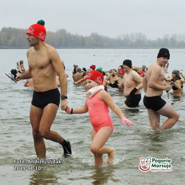 Pogoria Morsuje. Dąbrowskie morsy rozpoczęły sezon i zapraszają do lodowatych kąpieli [ZDJĘCIA, WIDEO]