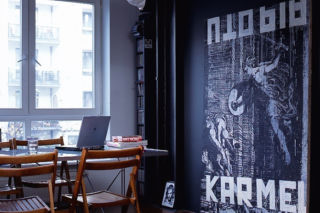 Projekty wnętrz: czarne ściany, beton i koronki czyli loft w centrum miasta!