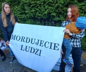 Trwa protest przed siedzibą Straży Granicznej
