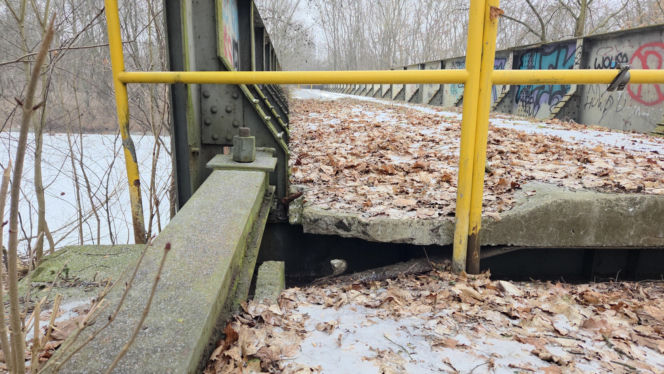 Tak teraz wygląda dawny most kolejowy na Czyżkówku. Kiedyś jeździły tędy pociągi