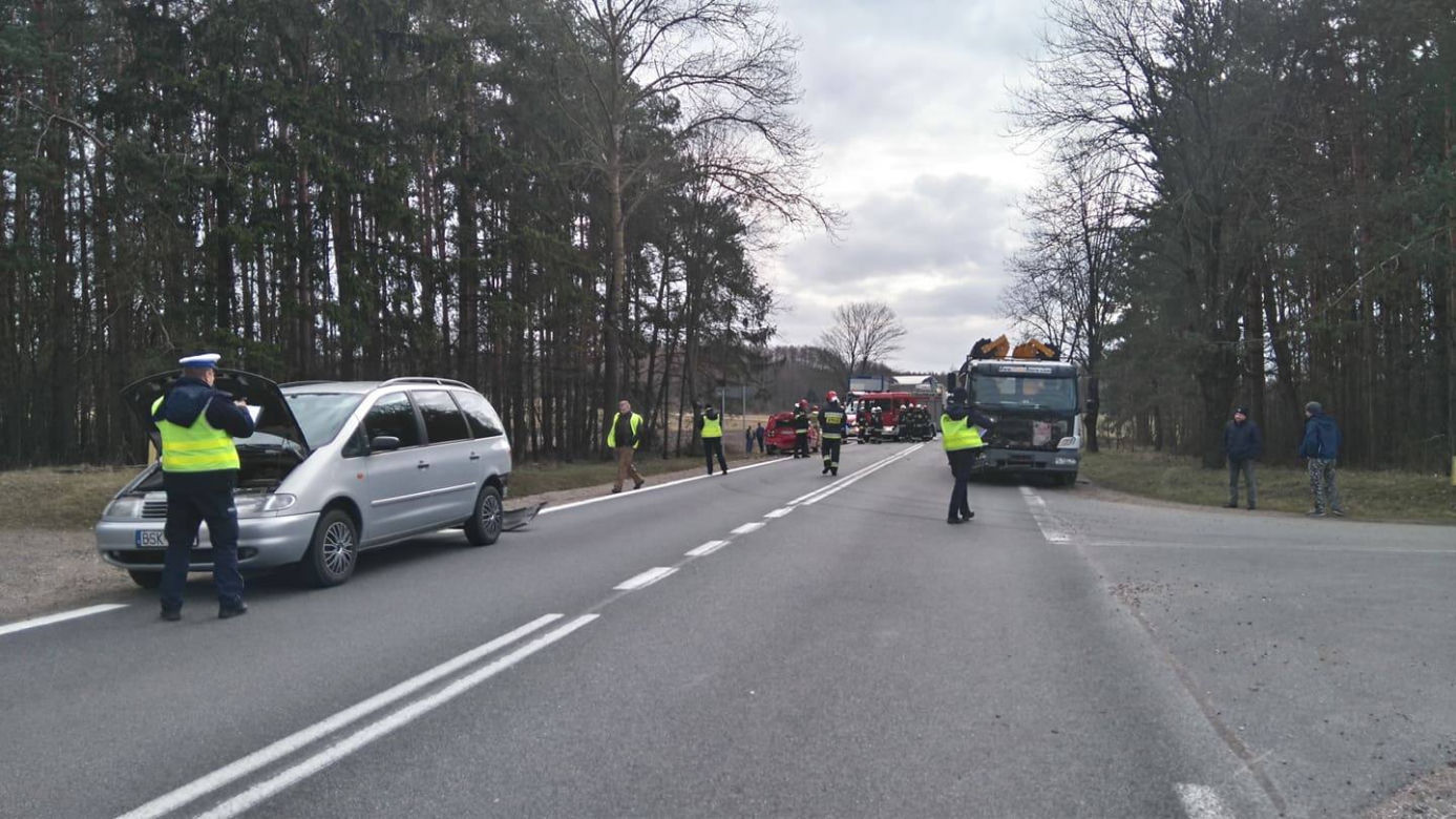 Ostrówek. Wypadek na DK 8. Zderzyły się 3 pojazdy. Dwie osoby ranne [ZDJĘCIA]