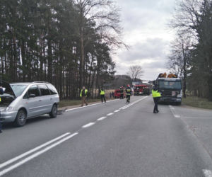 Ostrówek. Wypadek na DK 8. Zderzyły się 3 pojazdy. Dwie osoby ranne [ZDJĘCIA]