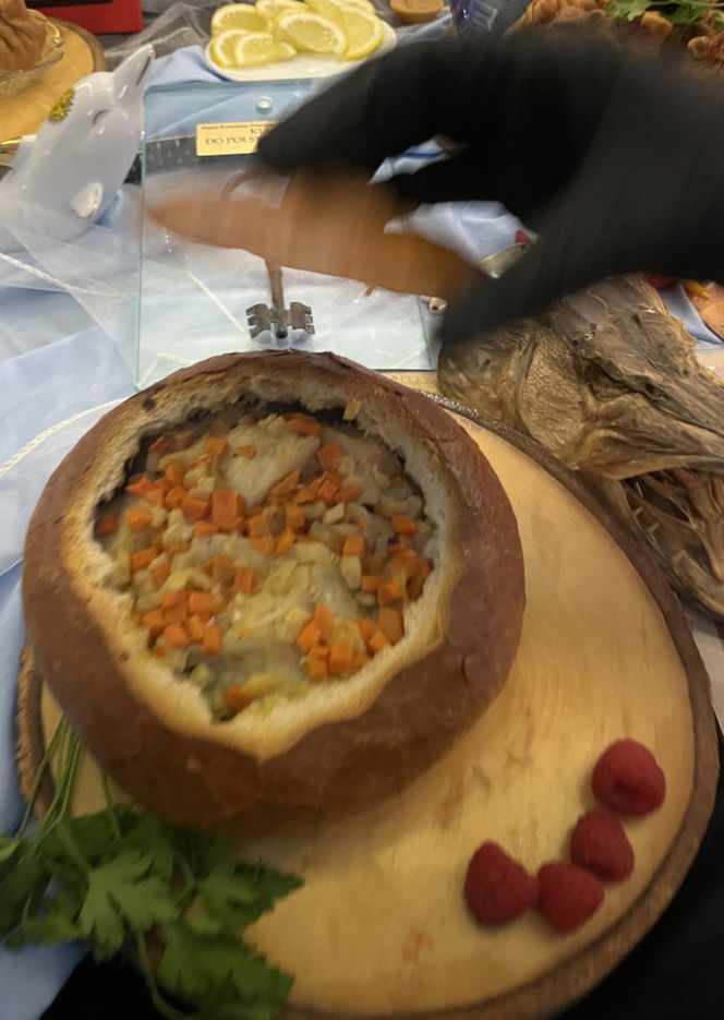 XX Dożynki Rybackie pod Lublinem. Goście ustawiali się w kolejce po rybne specjały