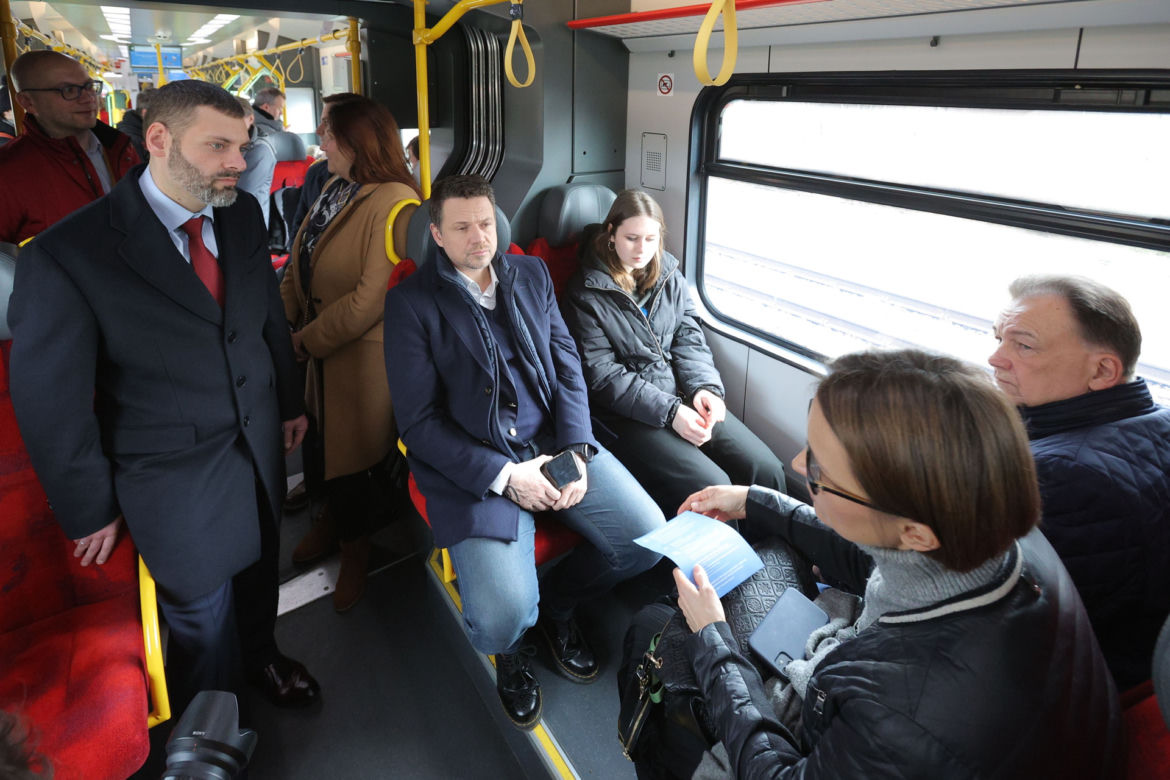 Rafał Trzaskowski spełnił niecodzienną prośbę uczniów. Pisał im usprawiedliwienia w pociągu!