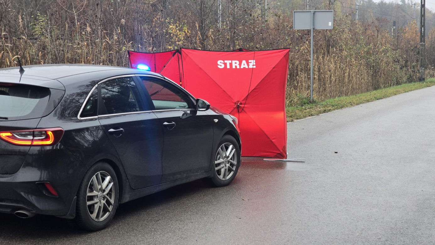 Zwłoki mężczyzny leżały w przydrożnym rowie. Makabryczne odkrycie pod Warszawą. „Pomiędzy torami, a drogą”