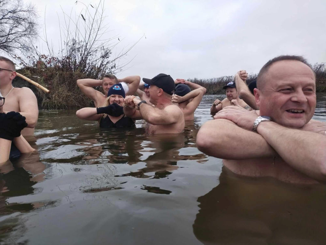 Zimna woda i intensywne opady śniegu. Morsy z woj. lubelskiego były zachwycone pogodą!