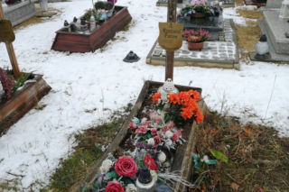 Grób aktora Ryszarda Farona w opłakanym stanie. Jego śmierć owiana tajemnicą