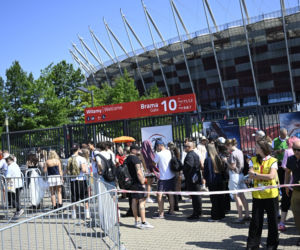 Tłumy w Warszawie! Czekają na koncert Bad Bunny'ego