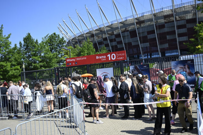 Tłumy w Warszawie! Czekają na koncert Bad Bunny'ego