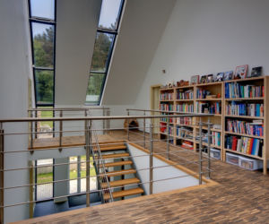Biblioteka na antresoli w formie galerii dookoła pokoju dziennego