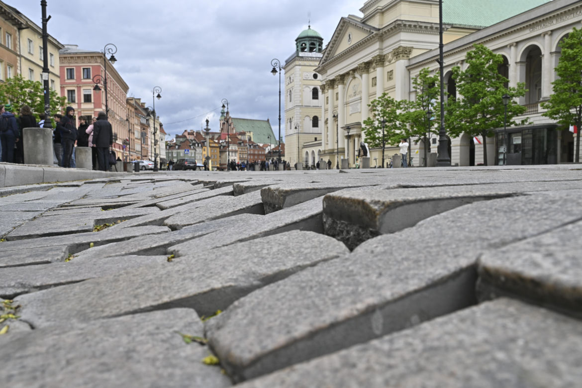Nawierzchnia na Krakowskim Przedmieściu przed remontem