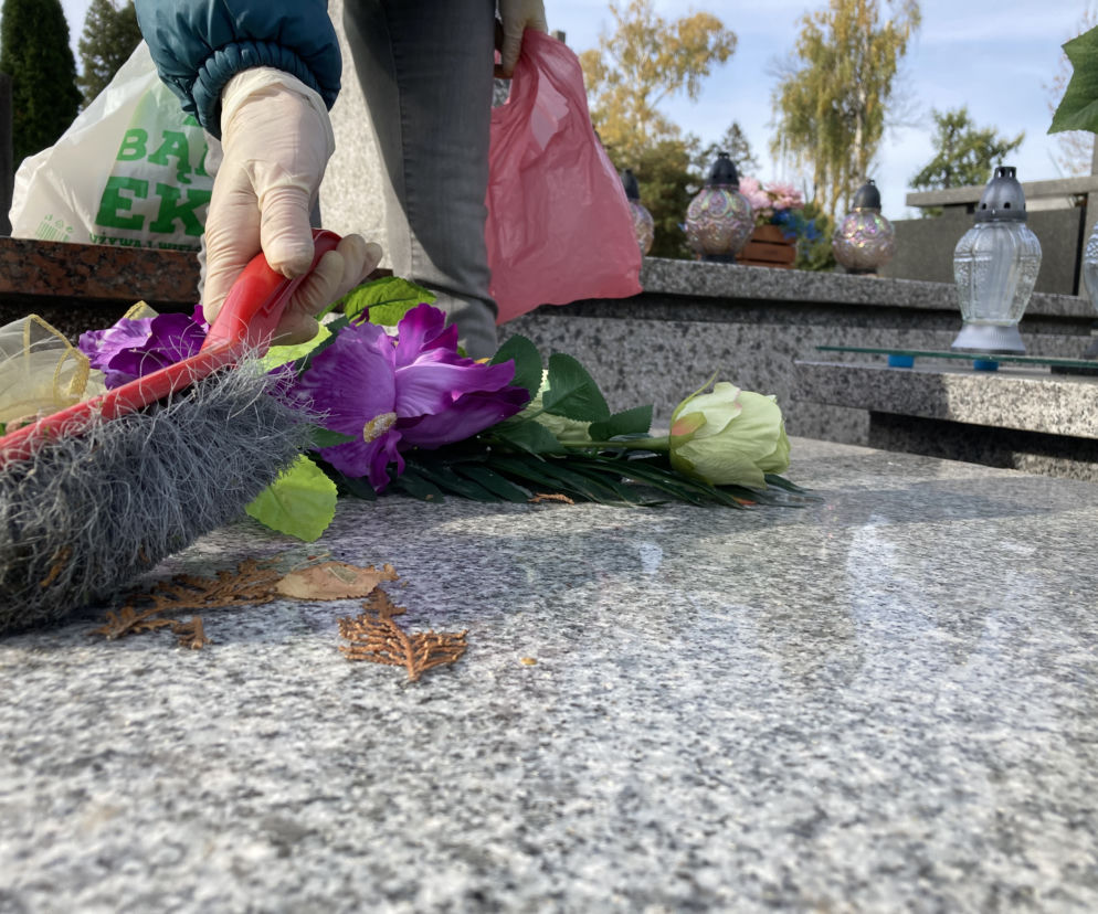 Sądeczanie sprzątają groby bliskich