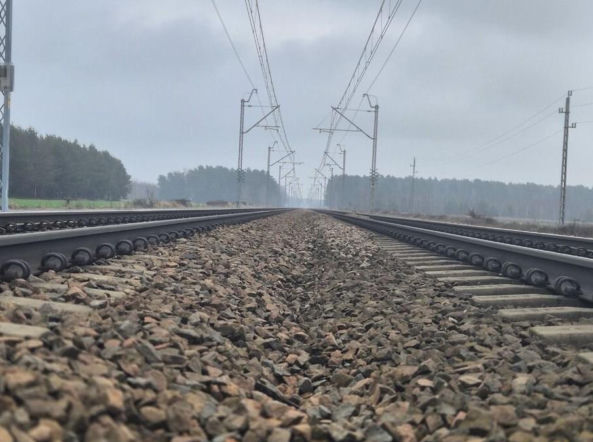12-latek mógł doprowadzić do katastrofy kolejowej, zepchnął betonowe elementy na tory
