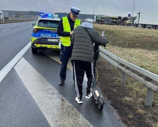 Kierowcy przecierali oczy ze zdziwienia. 28-latek pruł na hulajnodze ekspresówką!