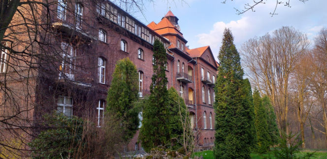 To miasto ma jeden z najstarszych rynków na Śląsku. Zachwyca zabytkowymi kamienicami i ratuszem