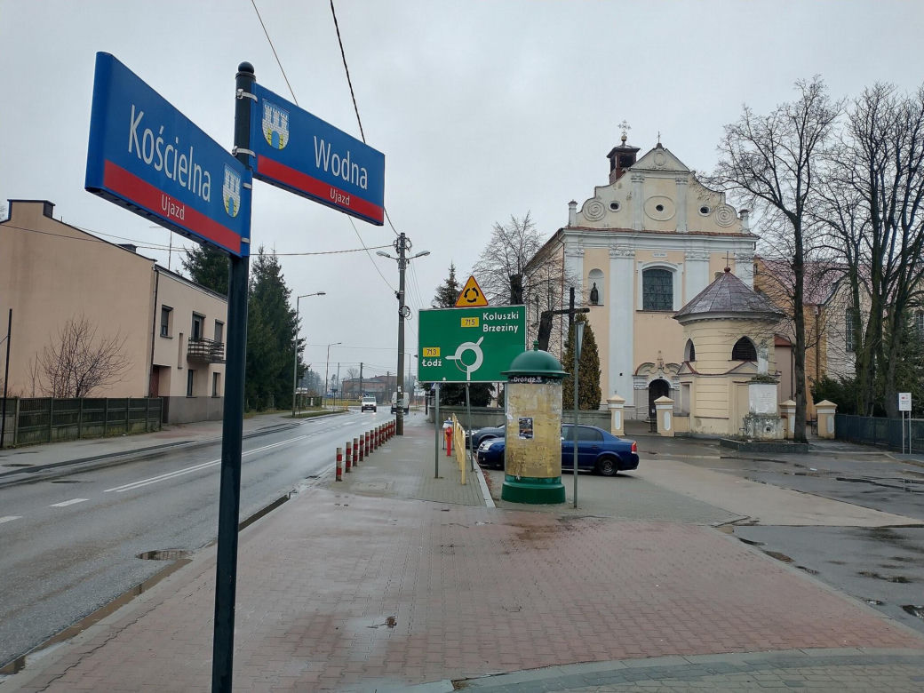 To jedno z najpiękniejszych miast województwa łódzkiego. Leży blisko słynnego Tomaszowa
