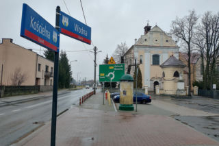 To jedno z najpiękniejszych miast województwa łódzkiego. Leży blisko słynnego Tomaszowa