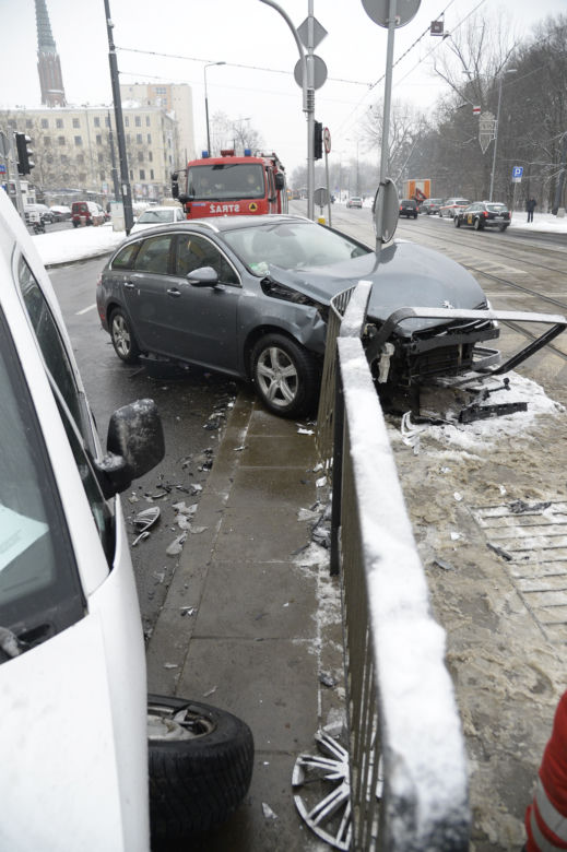 Warszawa. Wypadek na skrzyżowaniu ulic: alei Solidarności i ulicy Jagielońskiej.