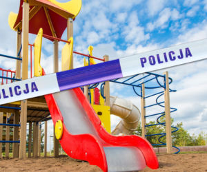 Koszmarne sceny na placu zabaw w Wyszkowie. Kopali mężczyznę po głowie i ciągnęli po ziemi