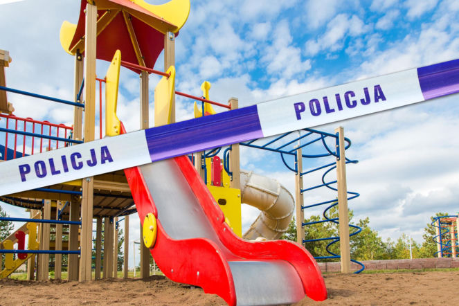 Koszmarne sceny na placu zabaw w Wyszkowie. Kopali mężczyznę po głowie i ciągnęli po ziemi