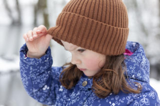 Jak ubrać dziecko przy 5 stopniach? Rodzice popełniają ten błąd, a potem walczą z infekcją