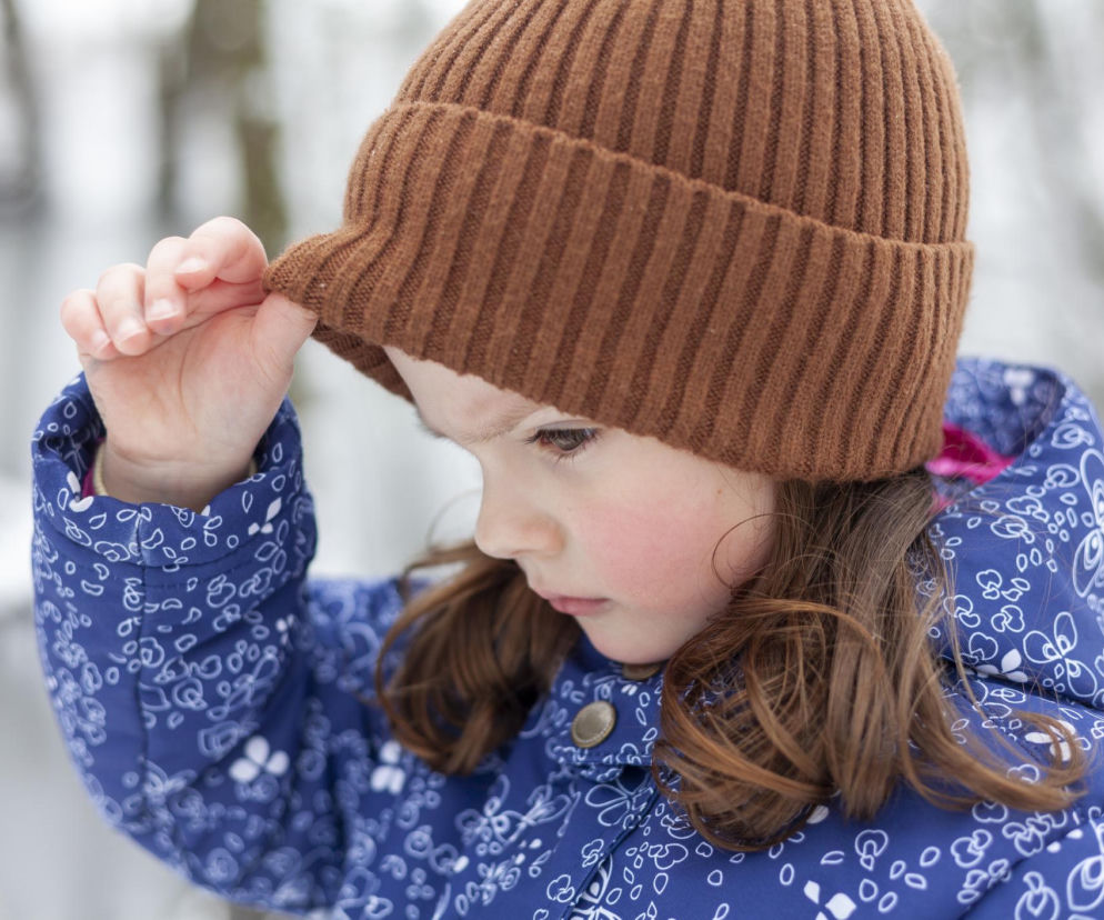 Czy dziecko może nie nosić czapki przy 5 stopniach? Wielu rodziców się myli