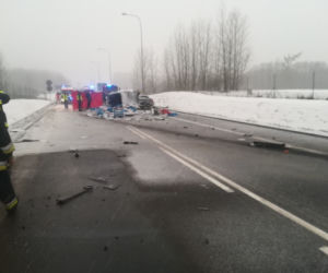Wypadek na trasie Białystok - Sokółka. Bus zderzył się czołowo z ciężarówką.