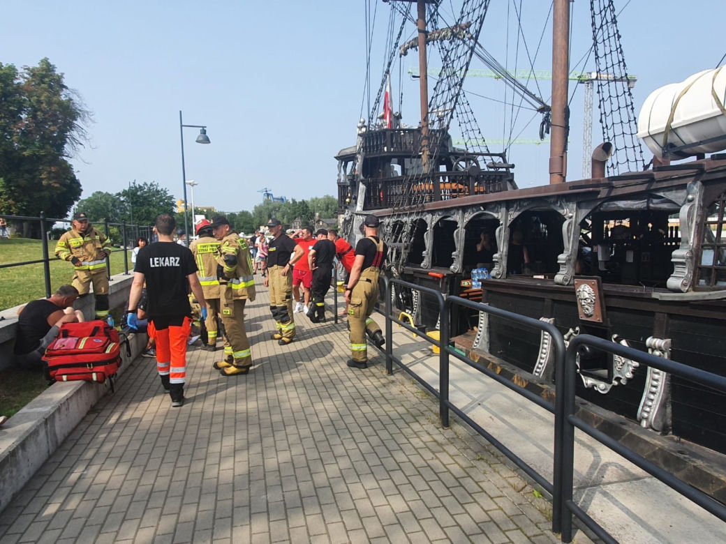 Gdańsk: ZDJĘCIA ze zderzenia statków na Motławie! Wśród poszkodowanych dziecko! Sternik i mechanik "Czarnej Perły" pili alkohol [AKTUALIZACJA]