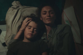 Dziedzictwo, odcinek 865: Ayse wyciąga broń i celuje do Ferita na ulicy. Nana wpada na Szakala