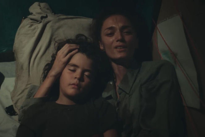 Dziedzictwo, odcinek 865: Ayse wyciąga broń i celuje do Ferita na ulicy. Nana wpada na Szakala