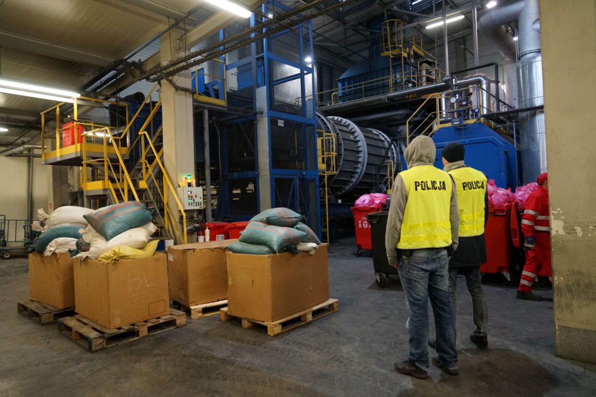 5 ton tytoniu i 120 tys. sztuk papierosów poszło z dymem w policyjnym piecu! [ZDJĘCIA]