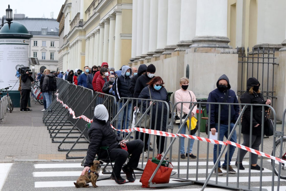 Gigantyczna kolejka do szczepień bez rejestracji. Plac Bankowy