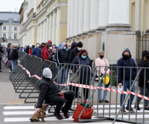 Gigantyczna kolejka do szczepień bez rejestracji. Plac Bankowy