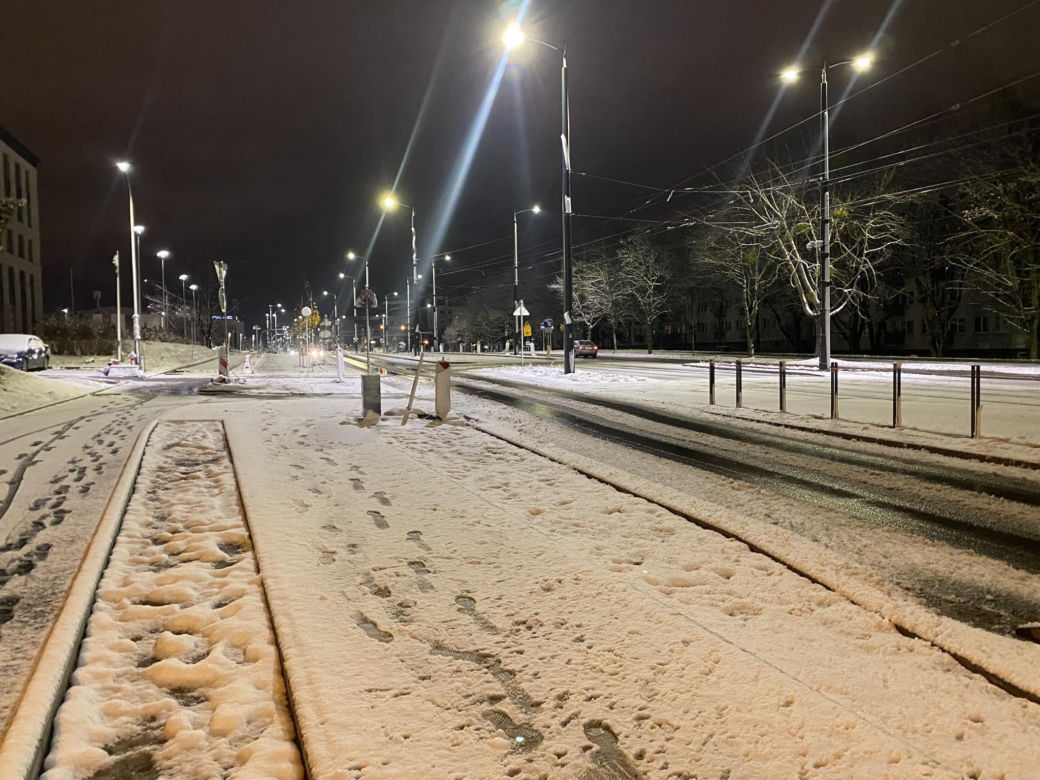 Zima zaatkowała w Olsztynie. Na ulicach zrobiło się biało [ZDJĘCIA]
