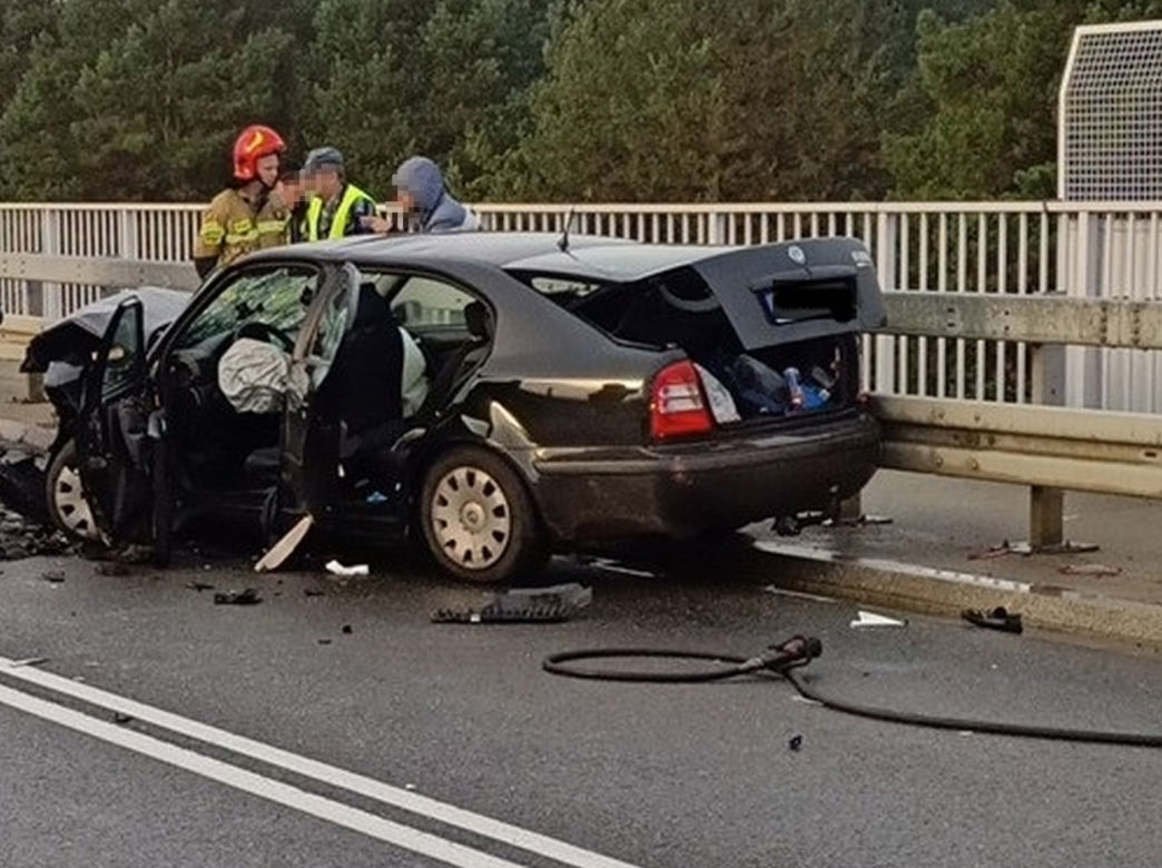 Potworny wypadek dwóch aut osobowych pod Mławą. Czołowo zderzyły się dwie skody. Trzy osoby ranne