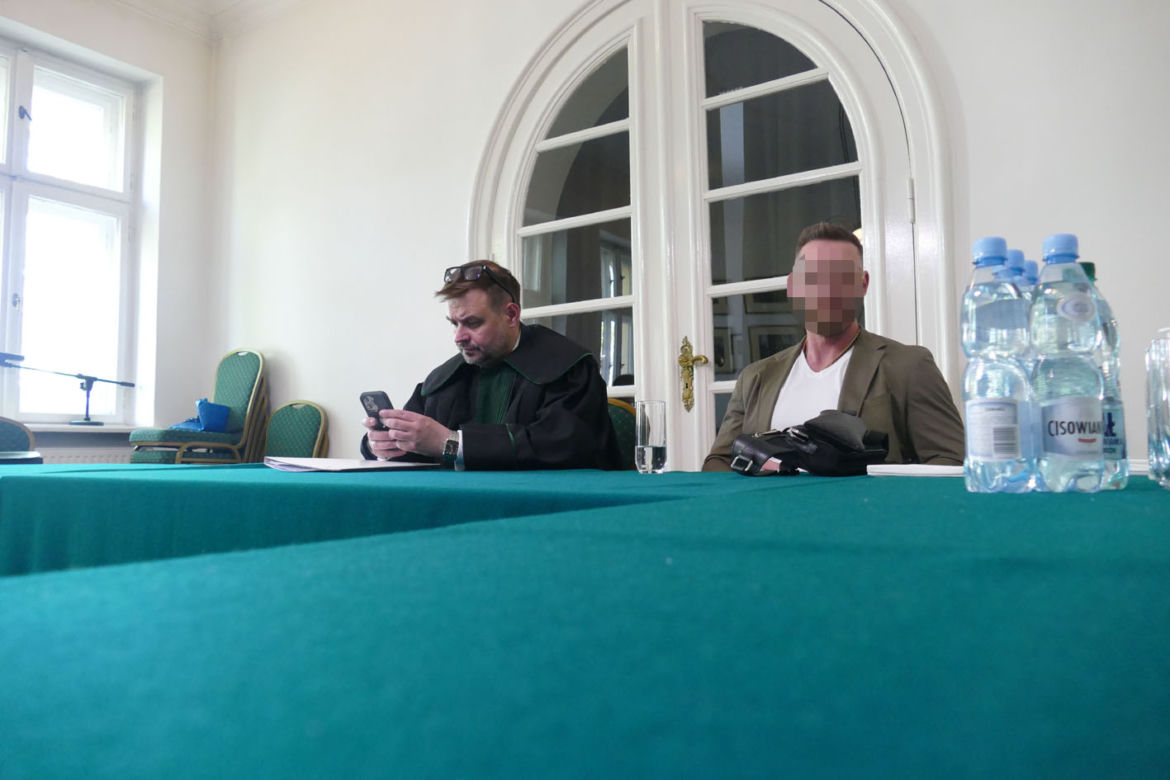 Adwokat z Łodzi stanął przed sądem za trumny na kółkach