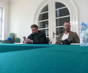 Adwokat z Łodzi stanął przed sądem za trumny na kółkach