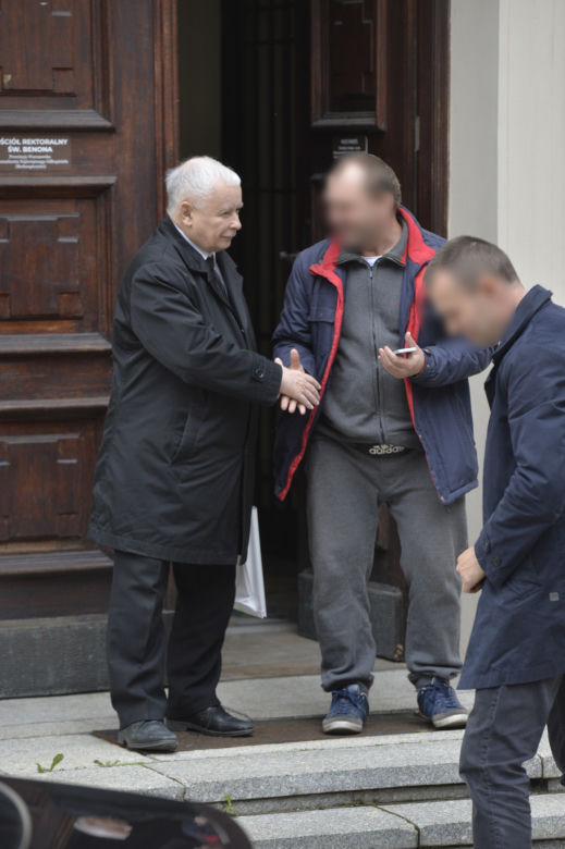 Zaczepili Kaczyńskiego  pod kościołem! Szok, czego od niego chcieli!
