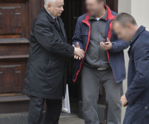 Zaczepili Kaczyńskiego  pod kościołem! Szok, czego od niego chcieli!