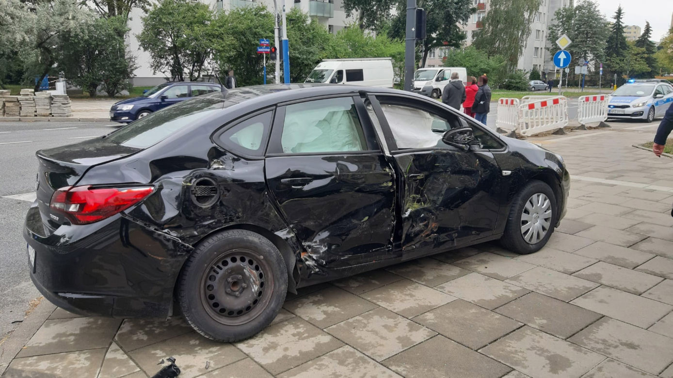 Ranni policjanci! Miejski autobus huknął w radiowóz