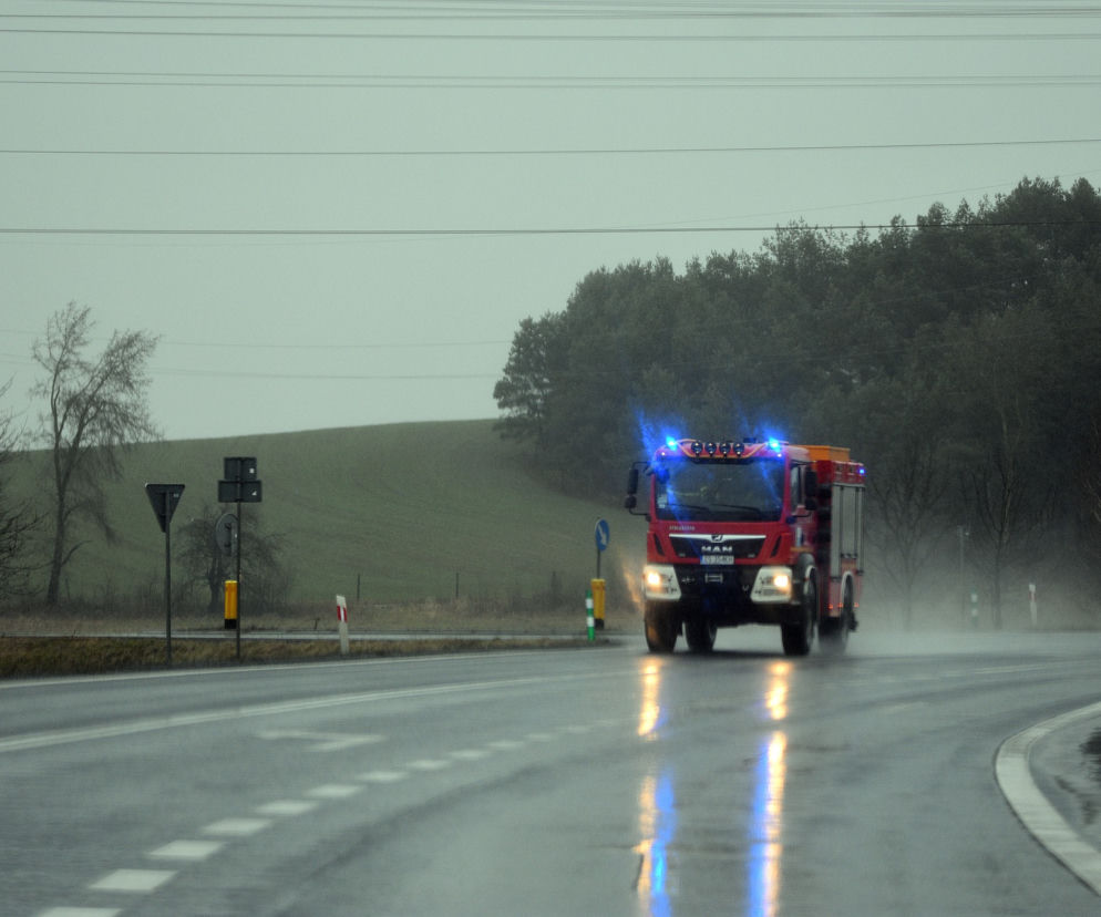 Tragiczny pożar w Pawłowie. Strażacy wynieśli 32-latka z płonącego domu. Mężczyzna zmarł