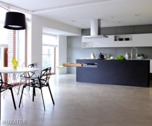 Beton w kuchni - wykończenie ściany nad blatem kuchennym