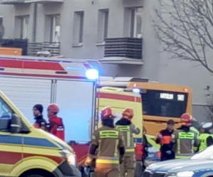 Śmigłowiec ratunkowy na placu Szembeka! Zderzenie samochodów, jeden z nich uderzył w kobietę i dziecko