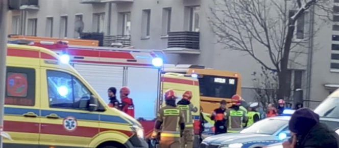 Śmigłowiec ratunkowy na placu Szembeka! Zderzenie samochodów, jeden z nich uderzył w kobietę i dziecko