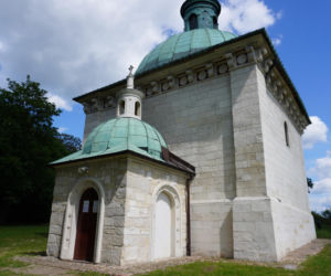 To miasto w woj. świętokrzyskim ma jeden z najpiękniejszych rynków. Czaruje też zabytkową kaplicą