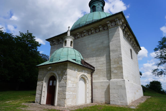 To miasto w woj. świętokrzyskim ma jeden z najpiękniejszych rynków. Czaruje też zabytkową kaplicą