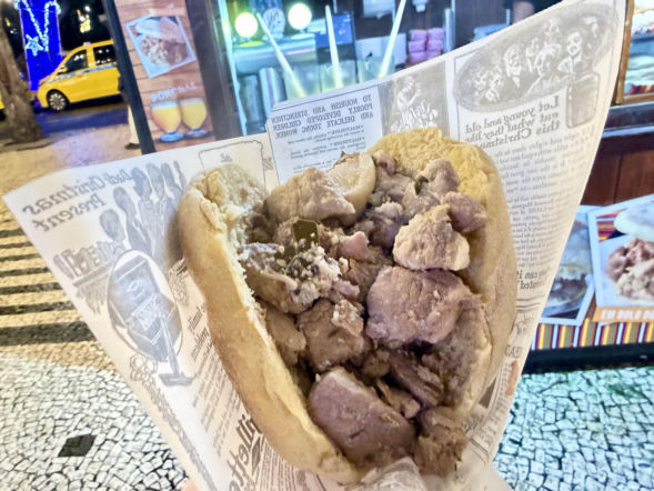 Świąteczna kanapka carne vinho e alhos