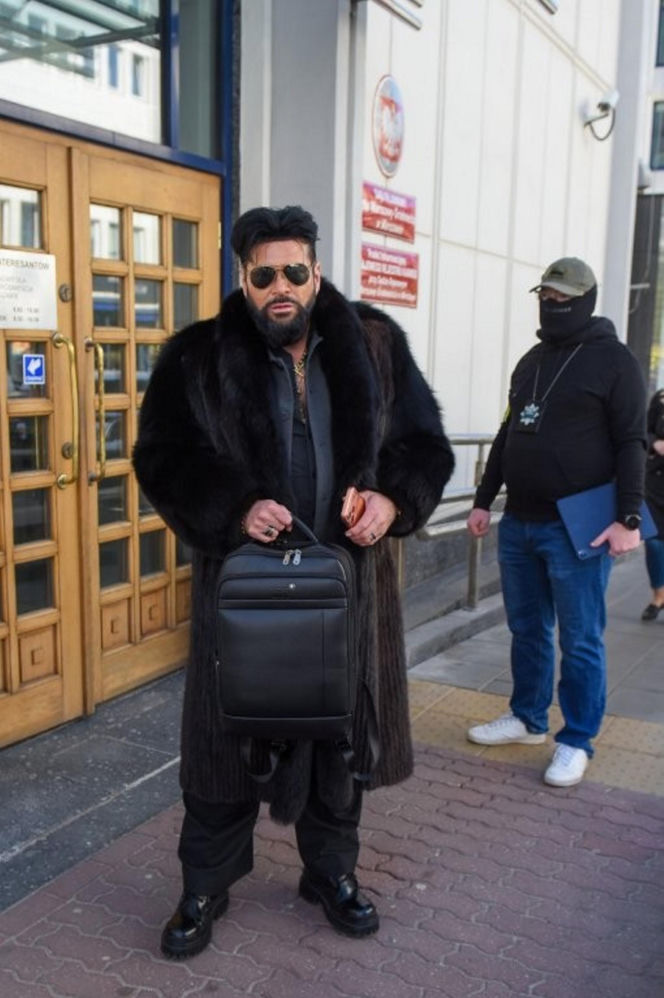 Krzysztof Rutkowski w futrze w sądzie